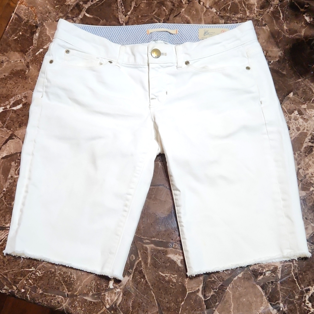White denim Gap shorts in great condition! Size 2